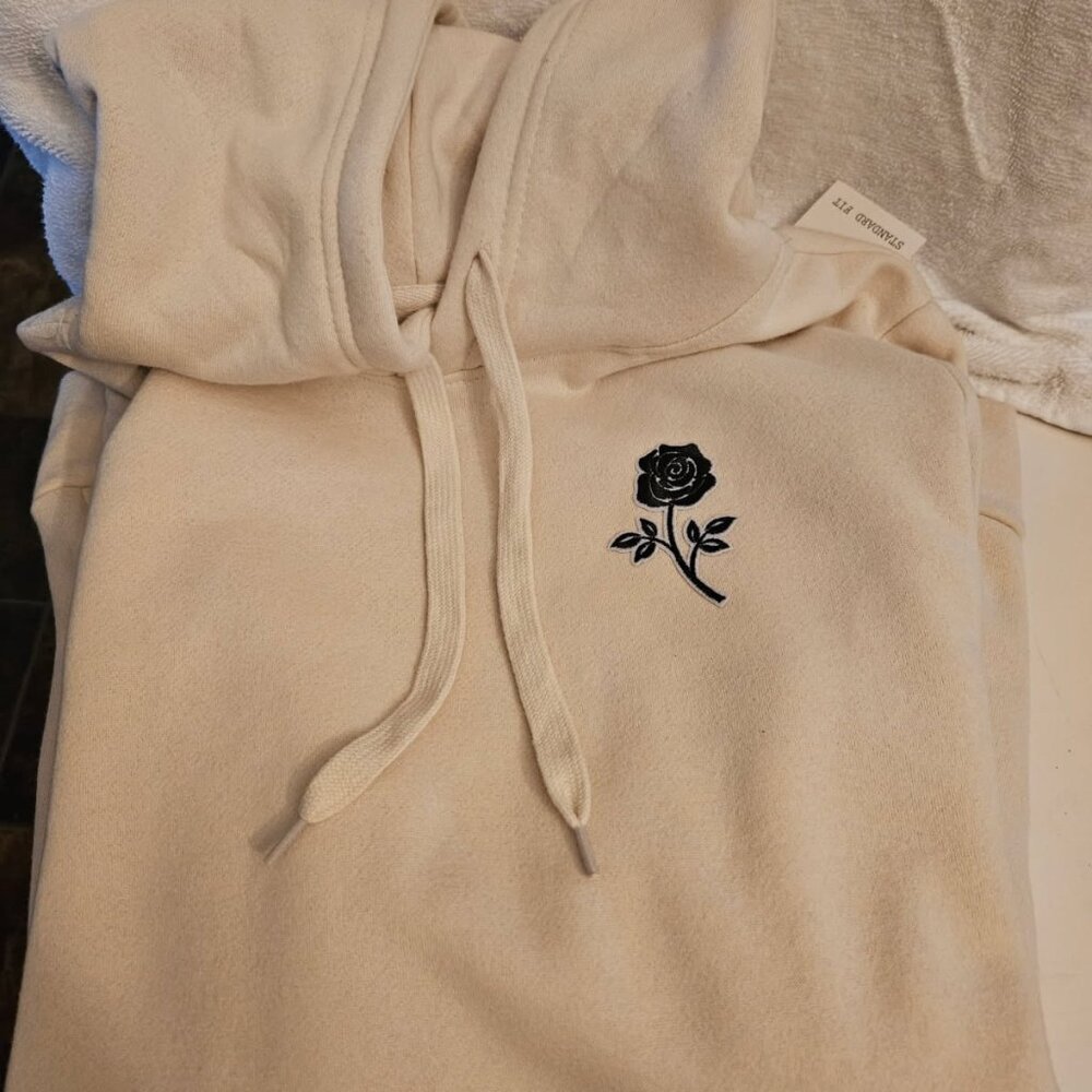 Retrofit - Cream colored hoodie with a rose embroidered on the chest